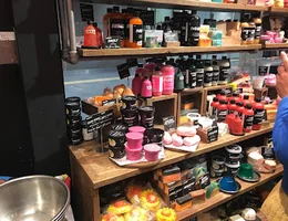 LUSH 横浜駅東口店